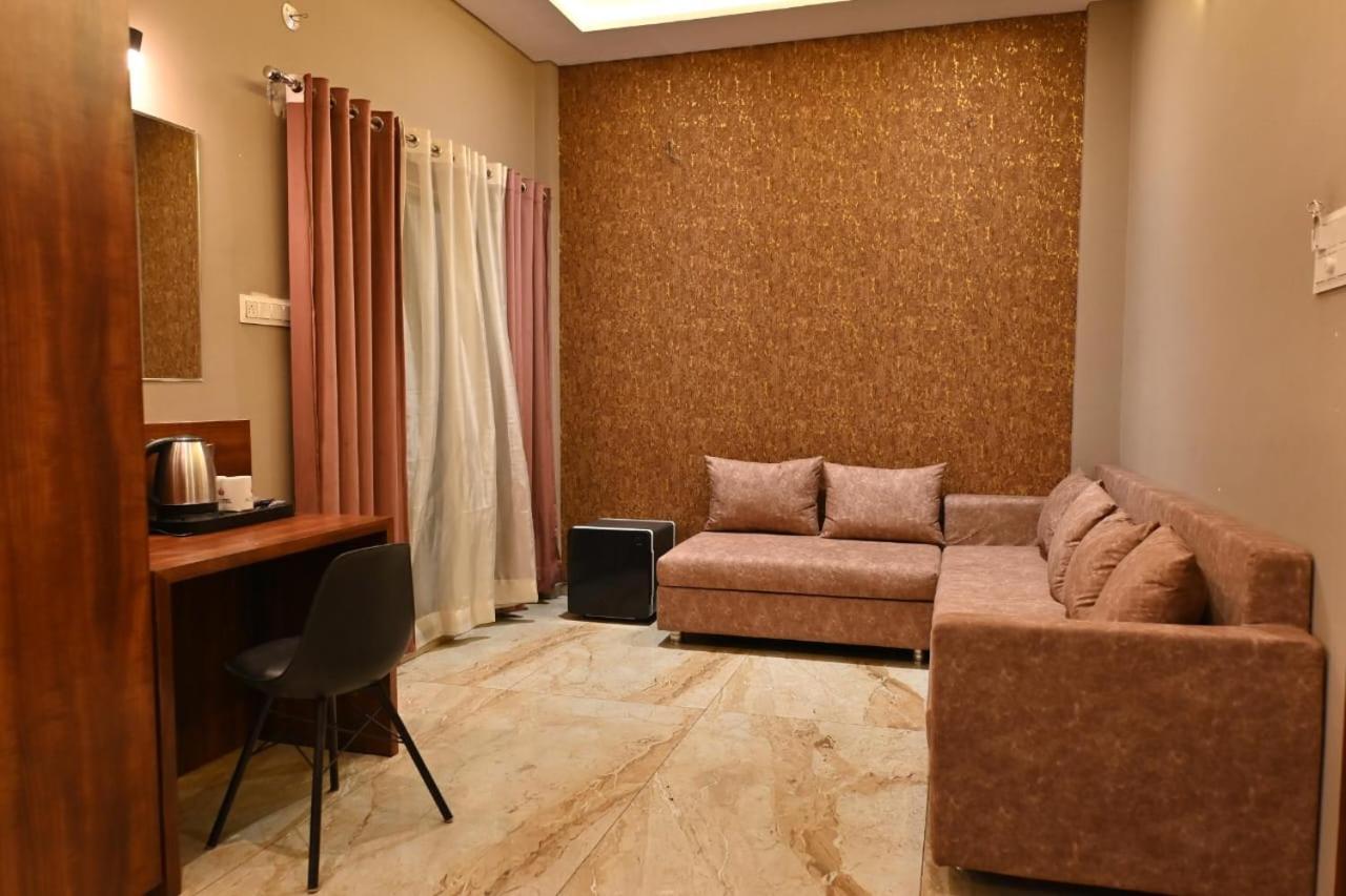 The Apple Tree Hotel Indore Exterior foto